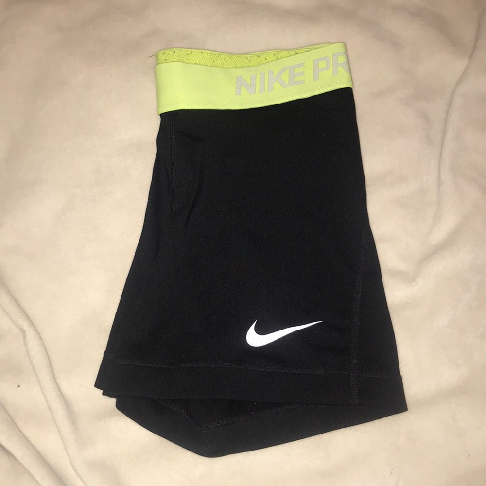 Nike Pro Dri-fit gym shorts ✨ SMALL